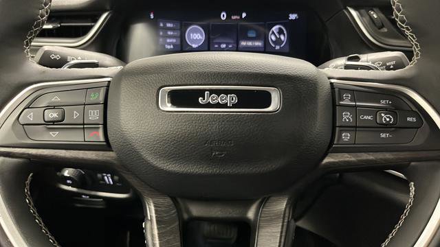 Used 2024 Jeep Grand Cherokee Limited w/ Luxury Tech Group II image 16