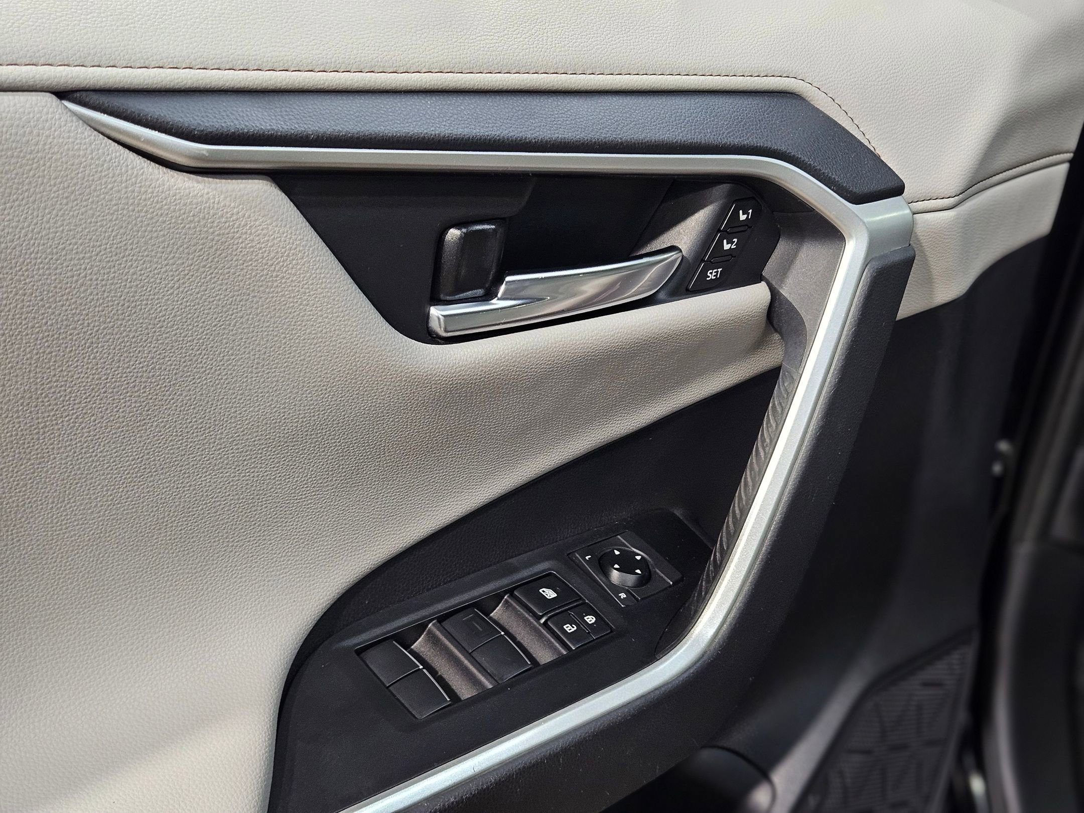 Used 2020 Toyota RAV4 Limited image 21