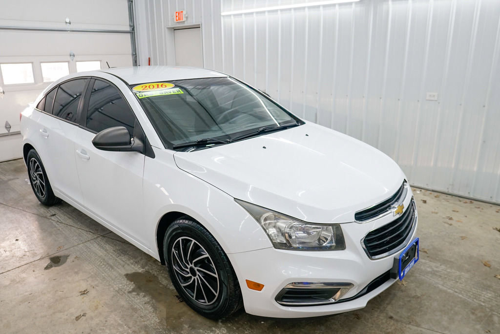 Used 2016 Chevrolet Cruze L FWD image 1