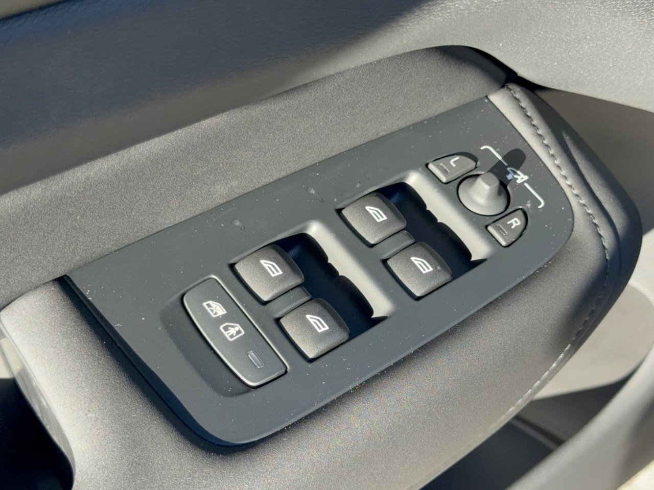 New 2027 Volvo XC60 B5 Ultra AWD/4WD image 15