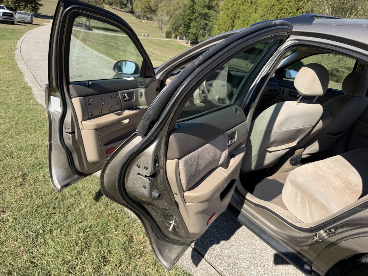 Used 2002 Ford Taurus SE FWD image 26