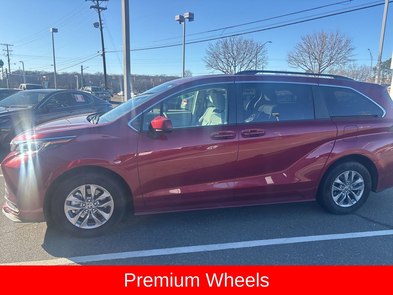 Used 2022 Toyota Sienna LE image 4