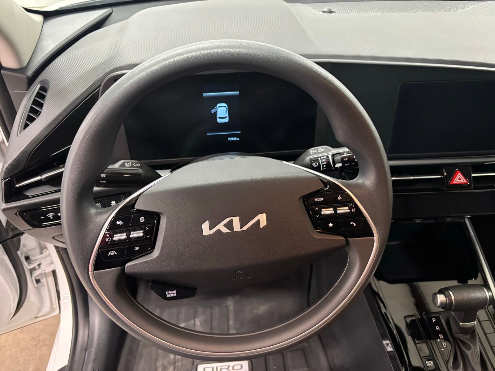 Used 2024 Kia Niro LX FWD image 16