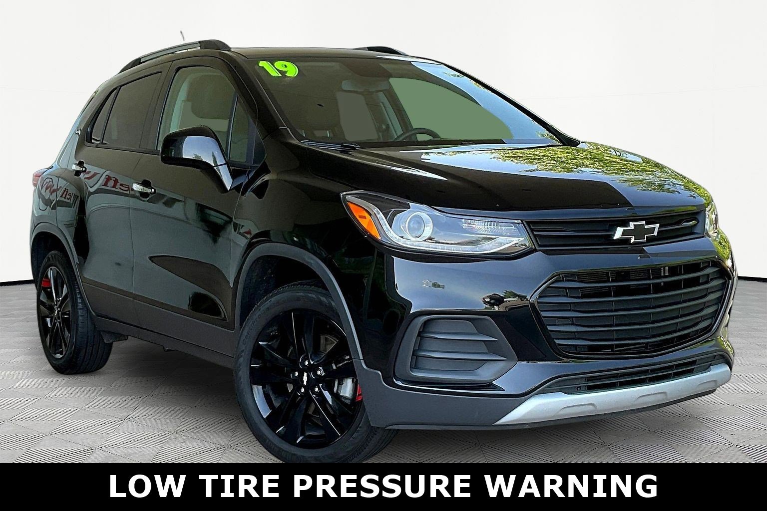 Used 2019 Chevrolet Trax LT w/ Sun & Sound Package AWD/4WD image 3