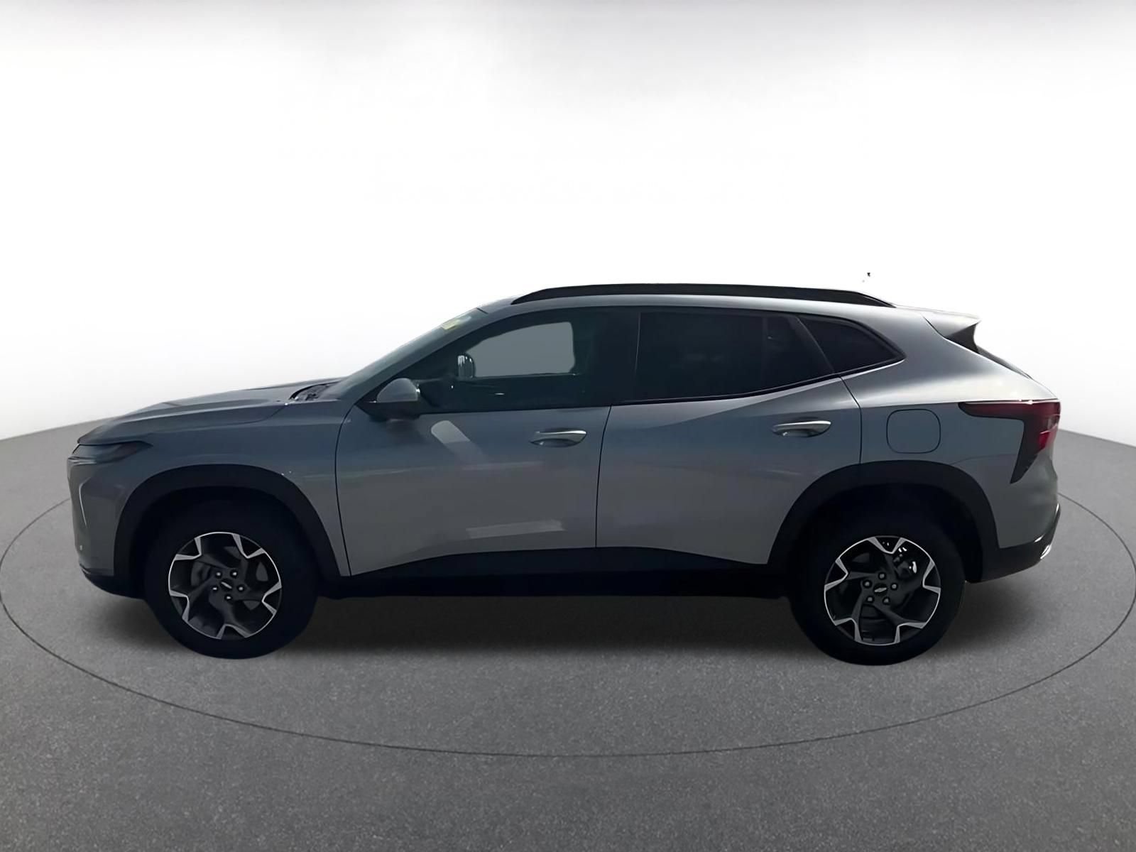 Used 2025 Chevrolet Trax LT FWD image 8