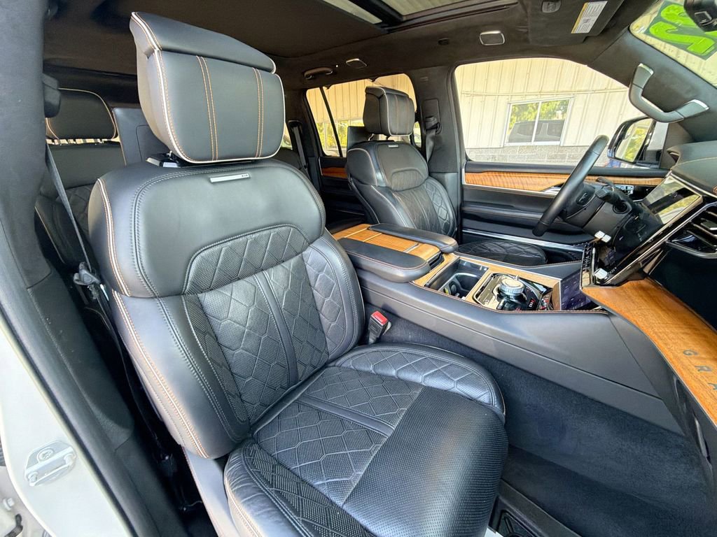 Used 2022 Jeep Grand Wagoneer Series III w/ Rear Seat Video Group 1 AWD/4WD image 13