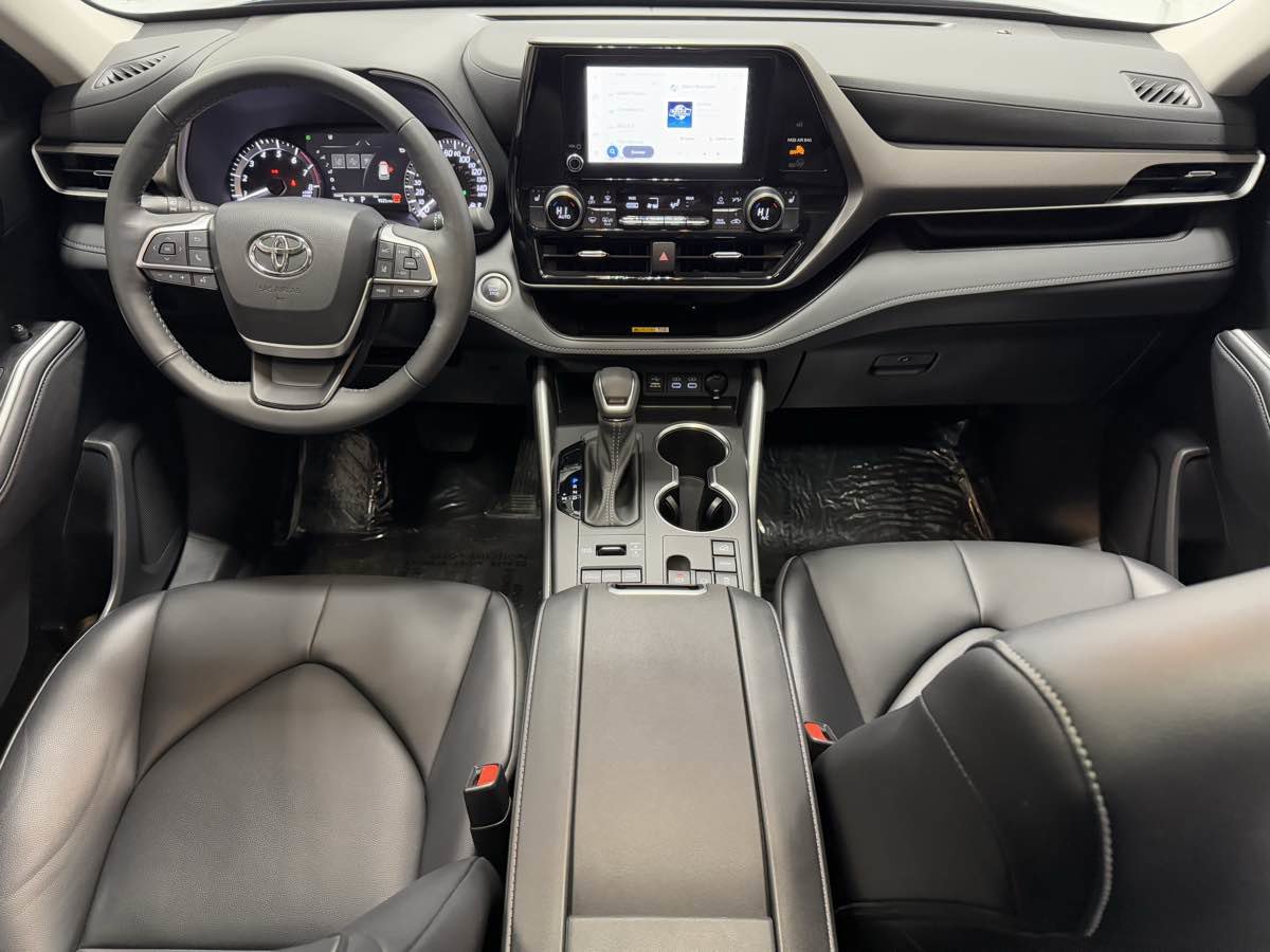 Used 2024 Toyota Highlander XLE image 12