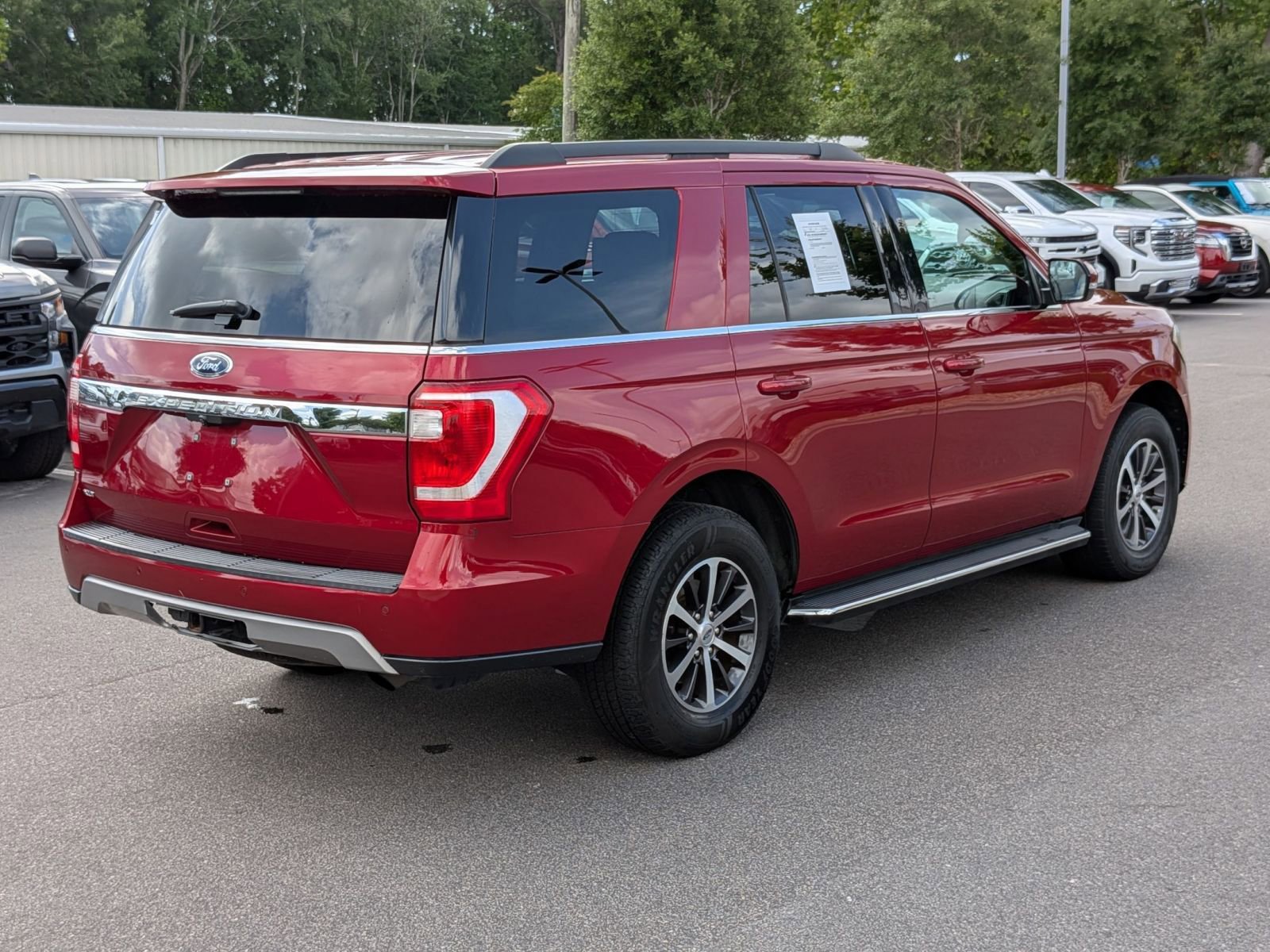 Used 2019 Ford Expedition XLT w/ Equipment Group 202A AWD/4WD image 3
