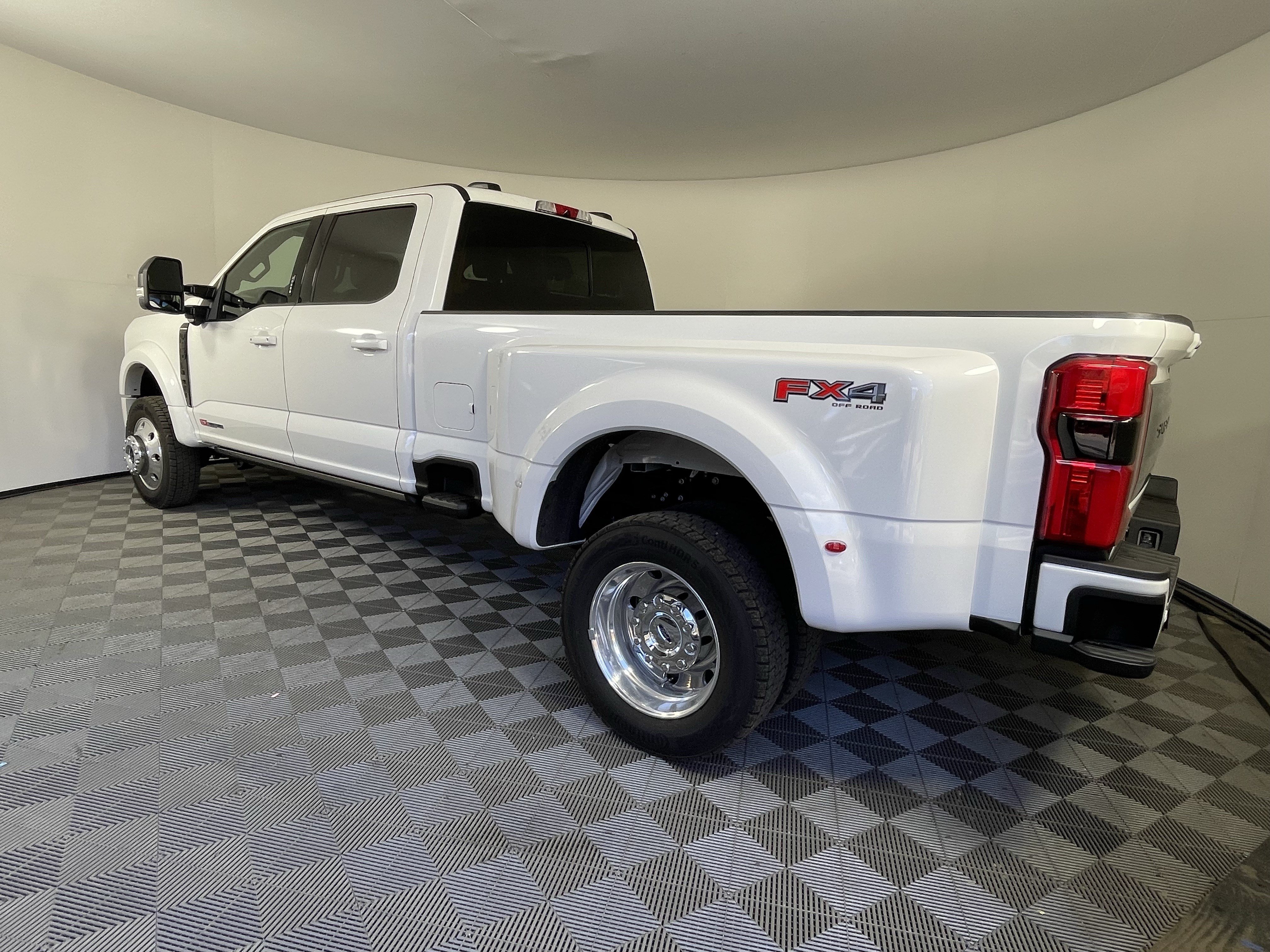 New 2026 Ford F450 Platinum w/ FX4 Off-Road Package AWD/4WD image 3