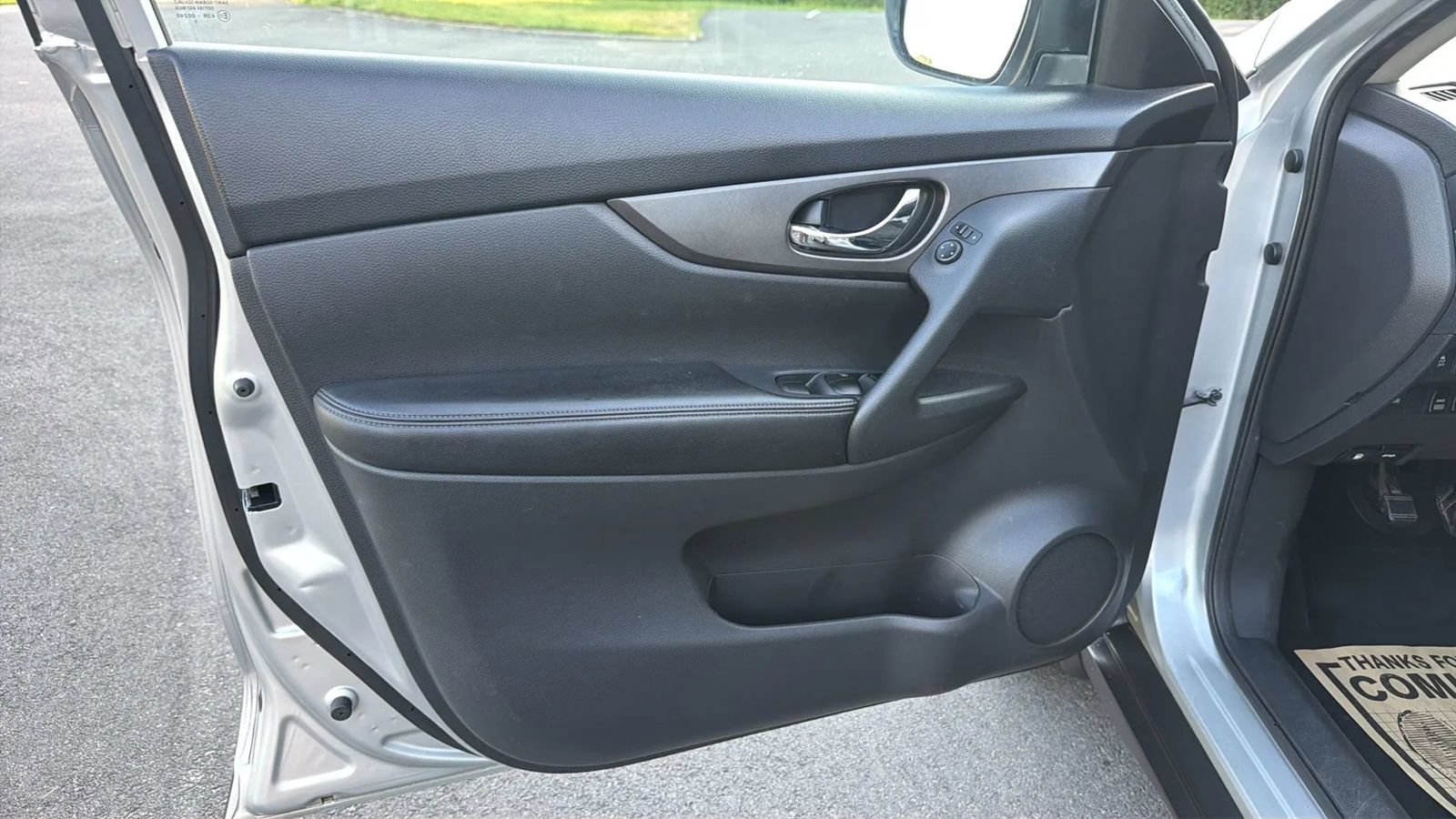 Used 2015 Nissan Rogue SV AWD/4WD image 17