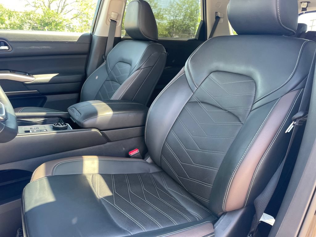 Used 2025 Nissan Pathfinder Platinum w/ Black Appearance Package AWD/4WD image 17