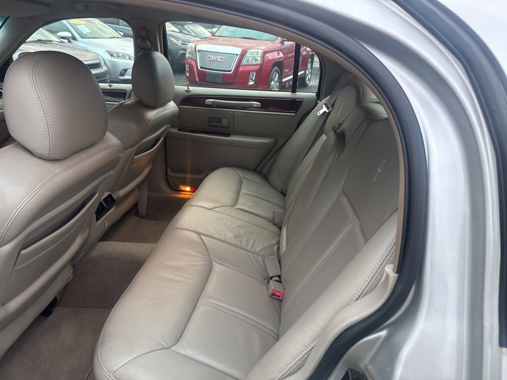 Used 2005 Lincoln Town Car Signature Limited image 29