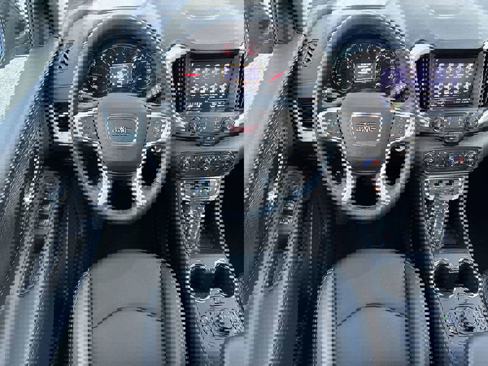 Used 2024 GMC Terrain SLT w/ Tech Package image 28