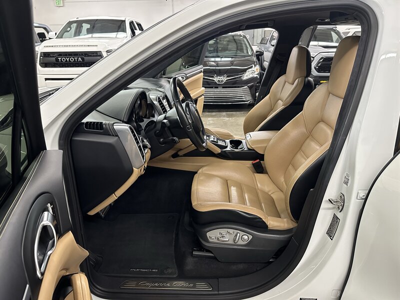 Used 2014 Porsche Cayenne Turbo AWD/4WD image 9