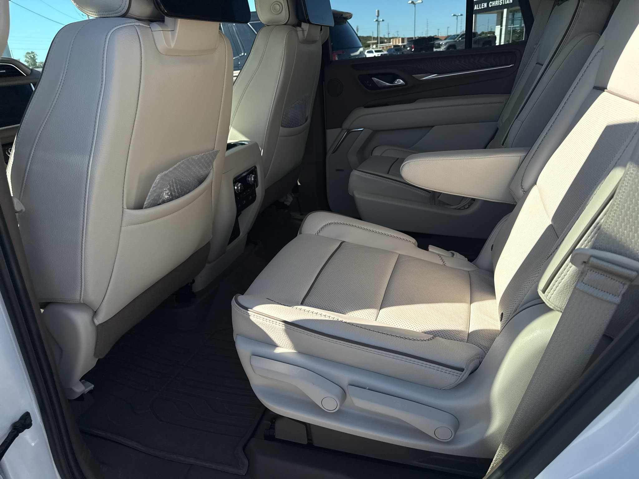 Used 2024 GMC Yukon Denali w/ Advanced Technology Package AWD/4WD image 9