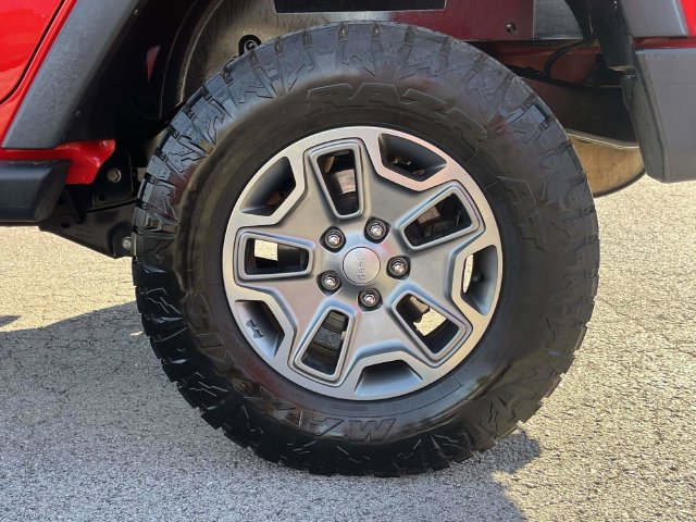 Used 2017 Jeep Wrangler Unlimited Rubicon w/ Connectivity Group AWD/4WD image 11