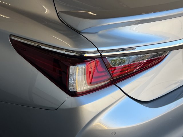 Used 2023 Lexus ES 350 w/ Accessory Package (Z1) FWD image 16