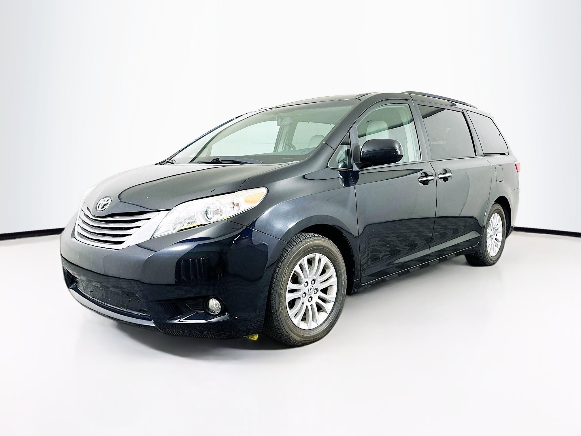Used 2015 Toyota Sienna XLE FWD image 3