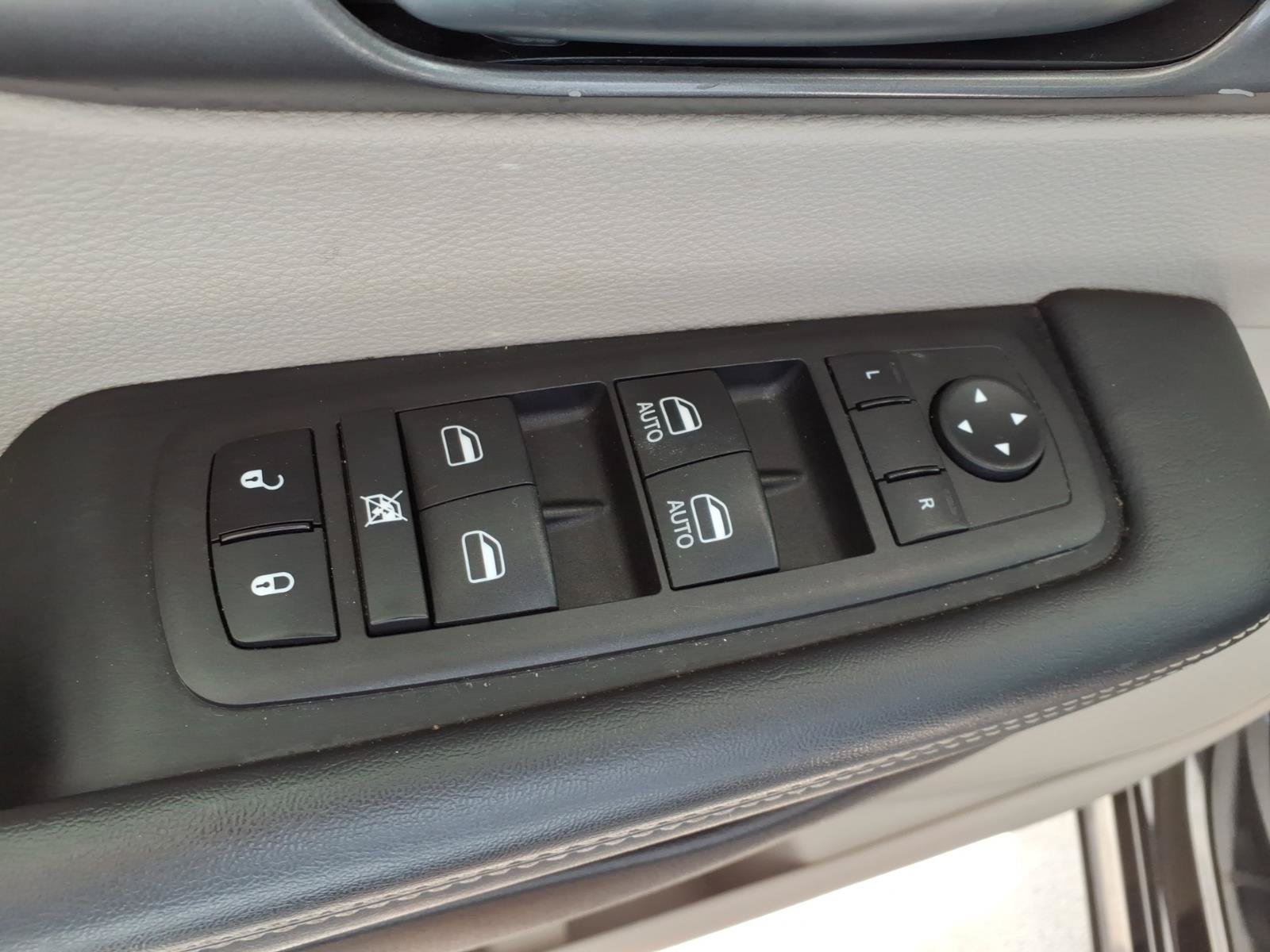 Used 2023 Chrysler Pacifica Touring-L FWD image 6
