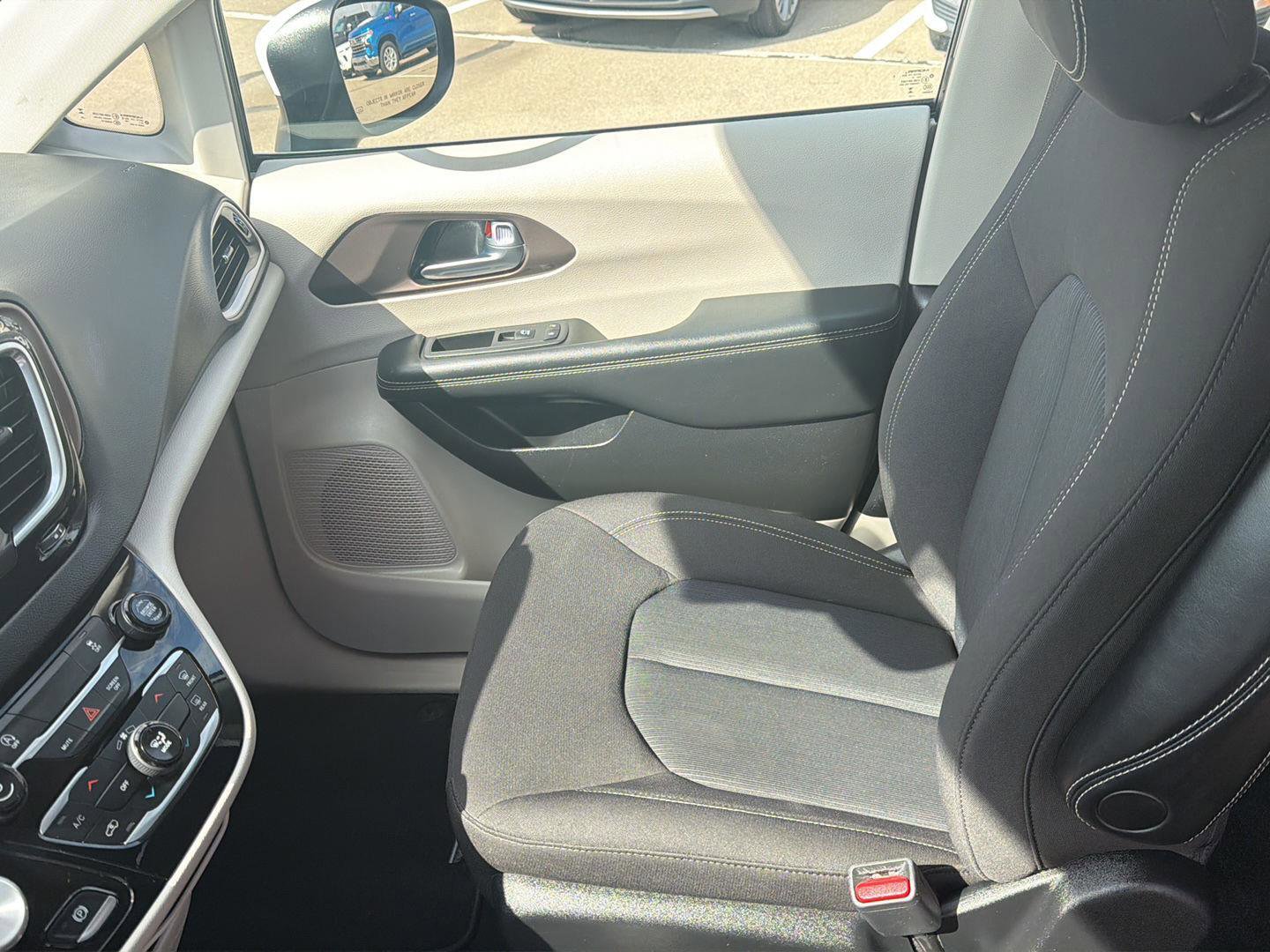 Used 2023 Chrysler Voyager LX image 31