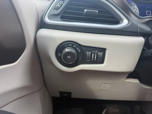 Used 2017 Chrysler Pacifica Touring-L Plus w/ Tire & Wheel Group FWD image 14