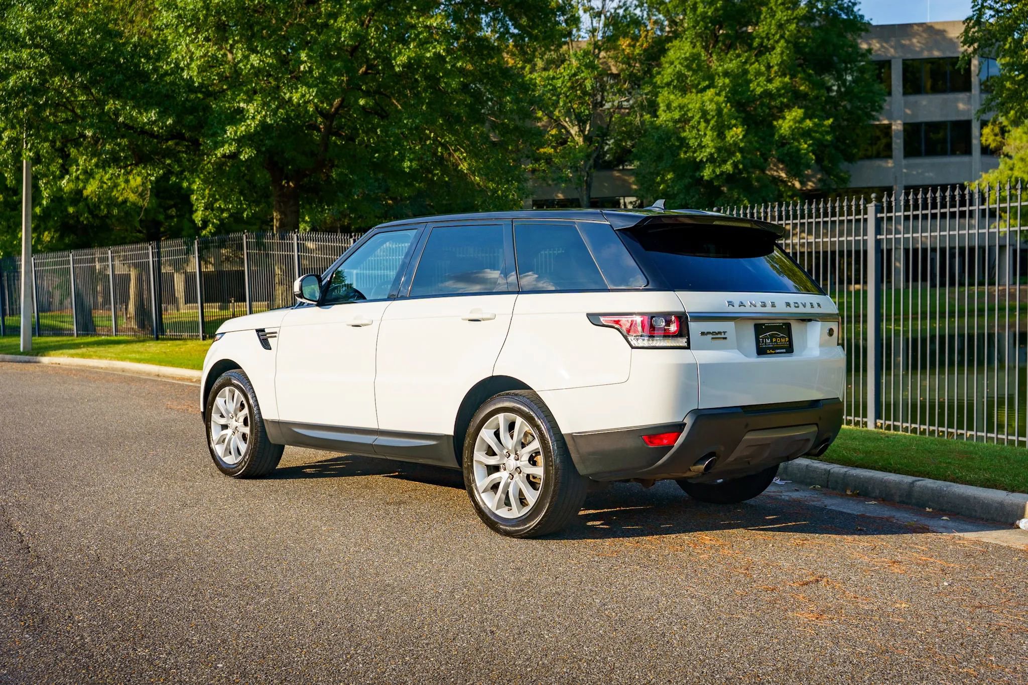 Used 2016 Land Rover Range Rover Sport SE image 9