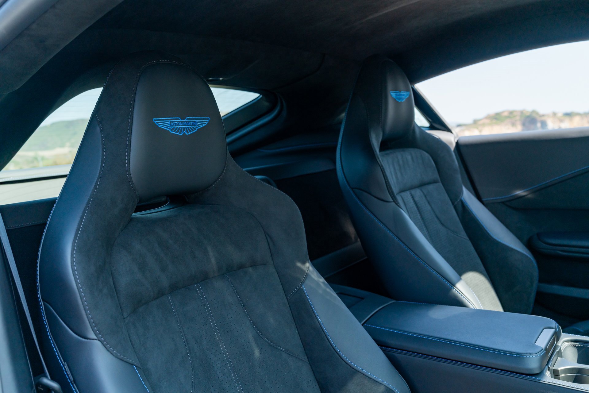 Used 2025 Aston Martin V8 Vantage Coupe image 17