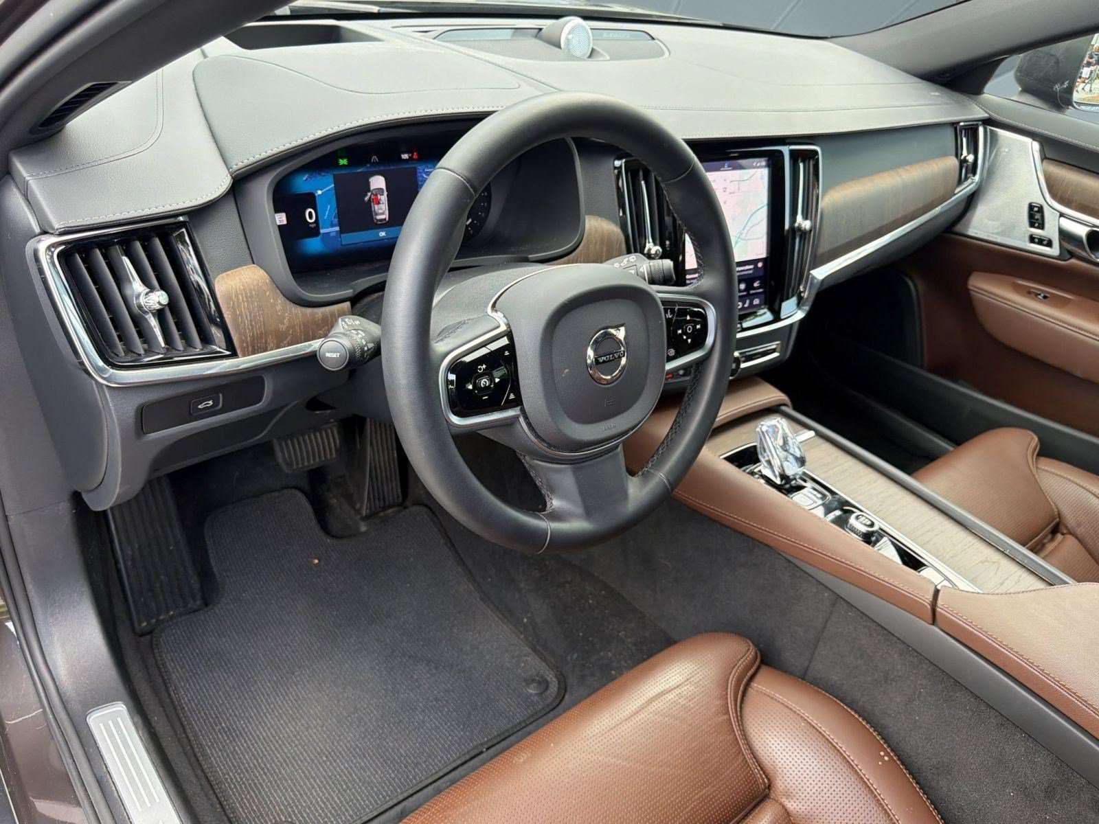Certified 2025 Volvo V90 B6 Cross Country Ultra AWD/4WD image 4