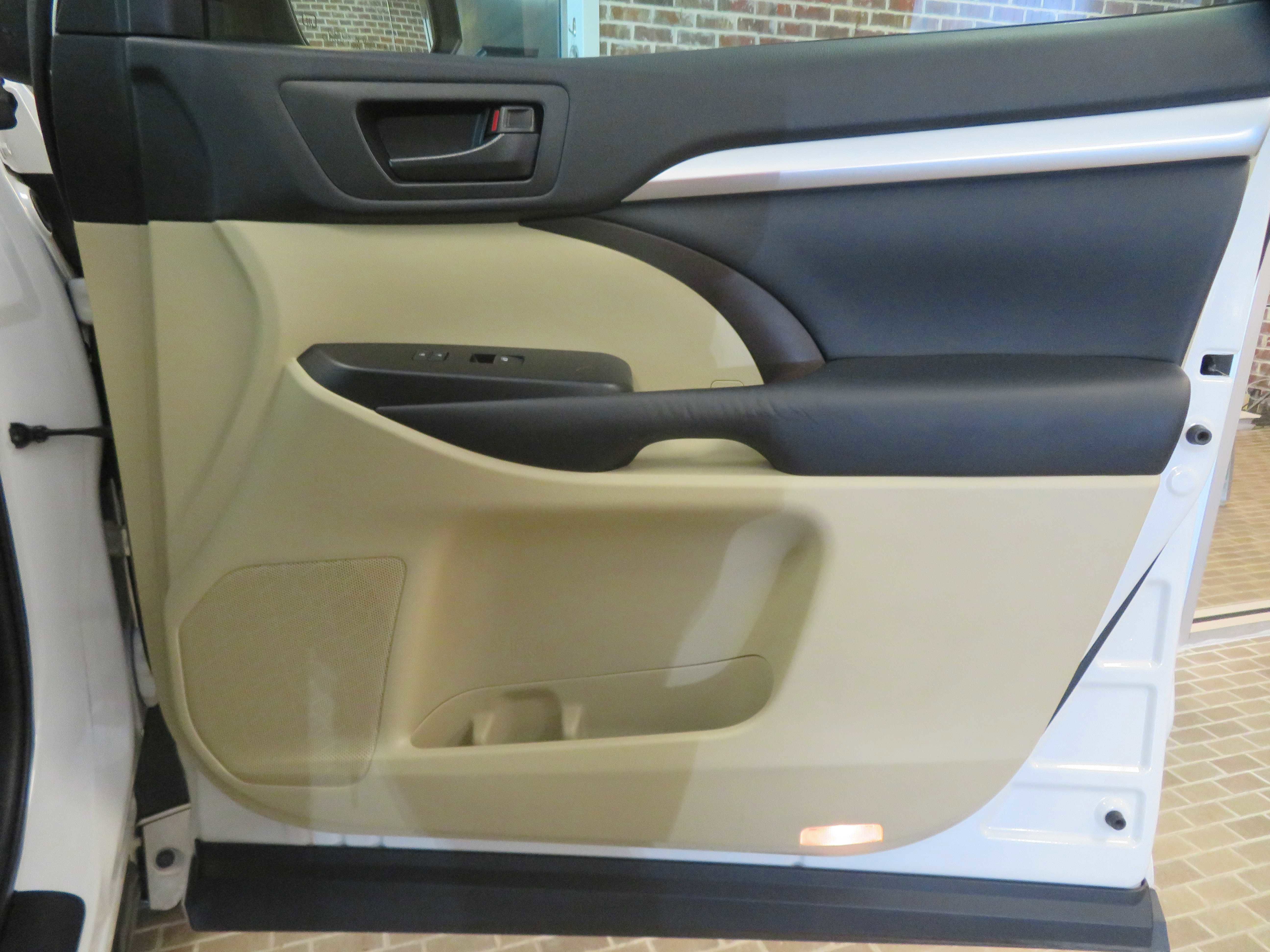 Used 2014 Toyota Highlander Plus FWD image 25