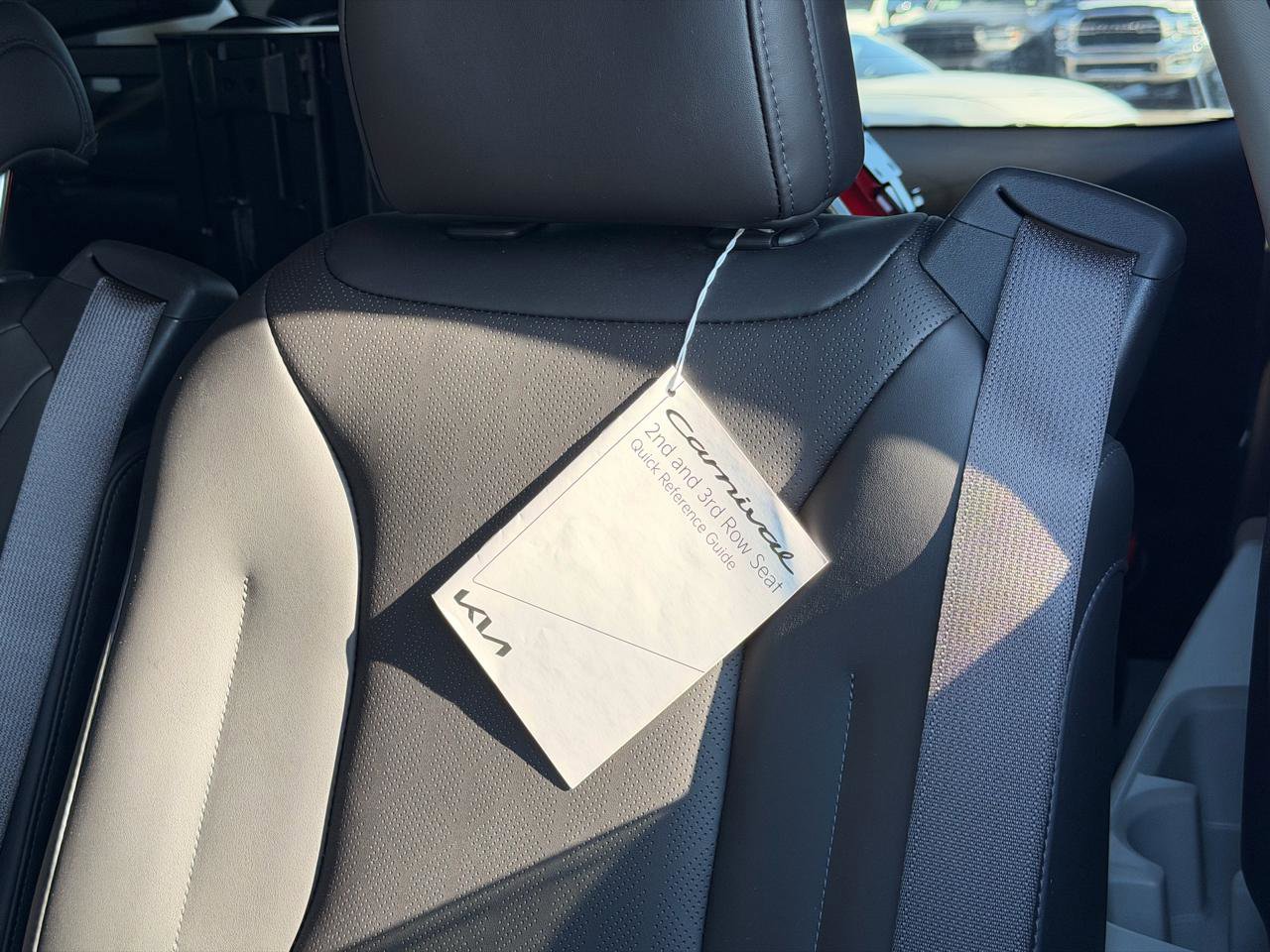 Used 2024 Kia Carnival EX image 19