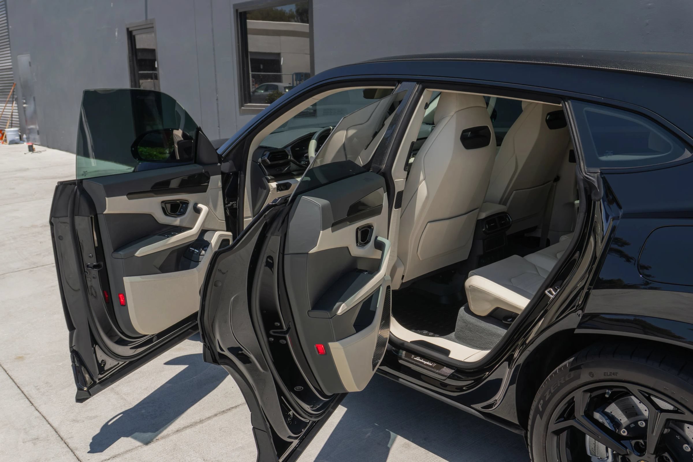 Used 2026 Lamborghini Urus SE AWD/4WD image 50