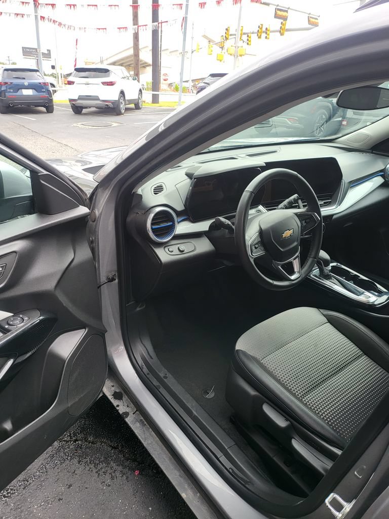 Used 2025 Chevrolet Trax LT w/ LT Convenience Package FWD image 3