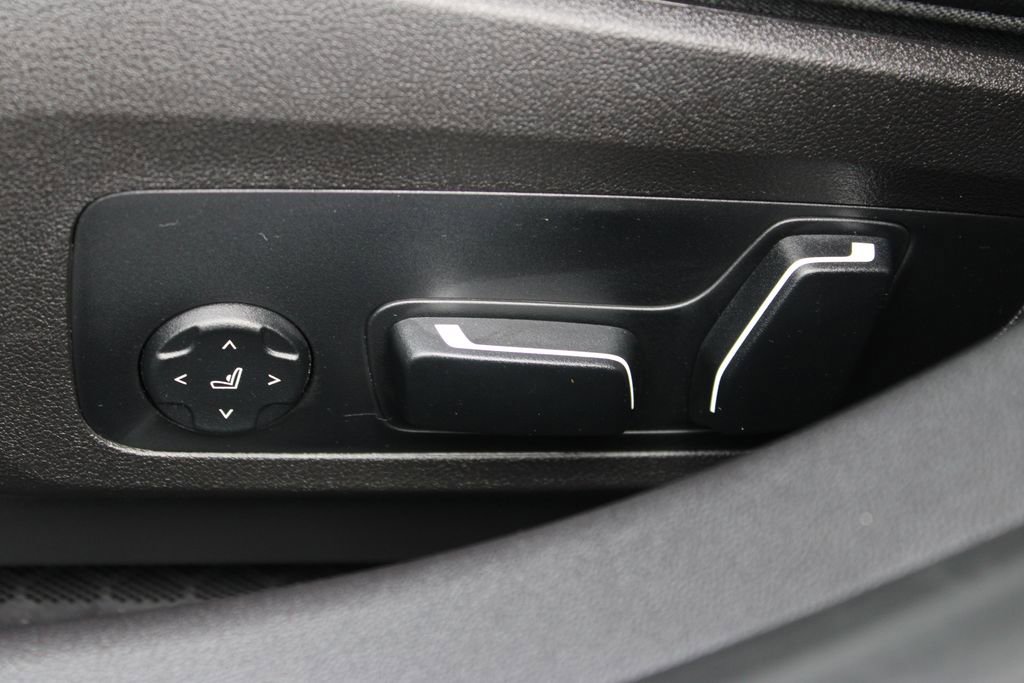 New 2025 BMW 330i xDrive Sedan w/ M Sport Package image 29