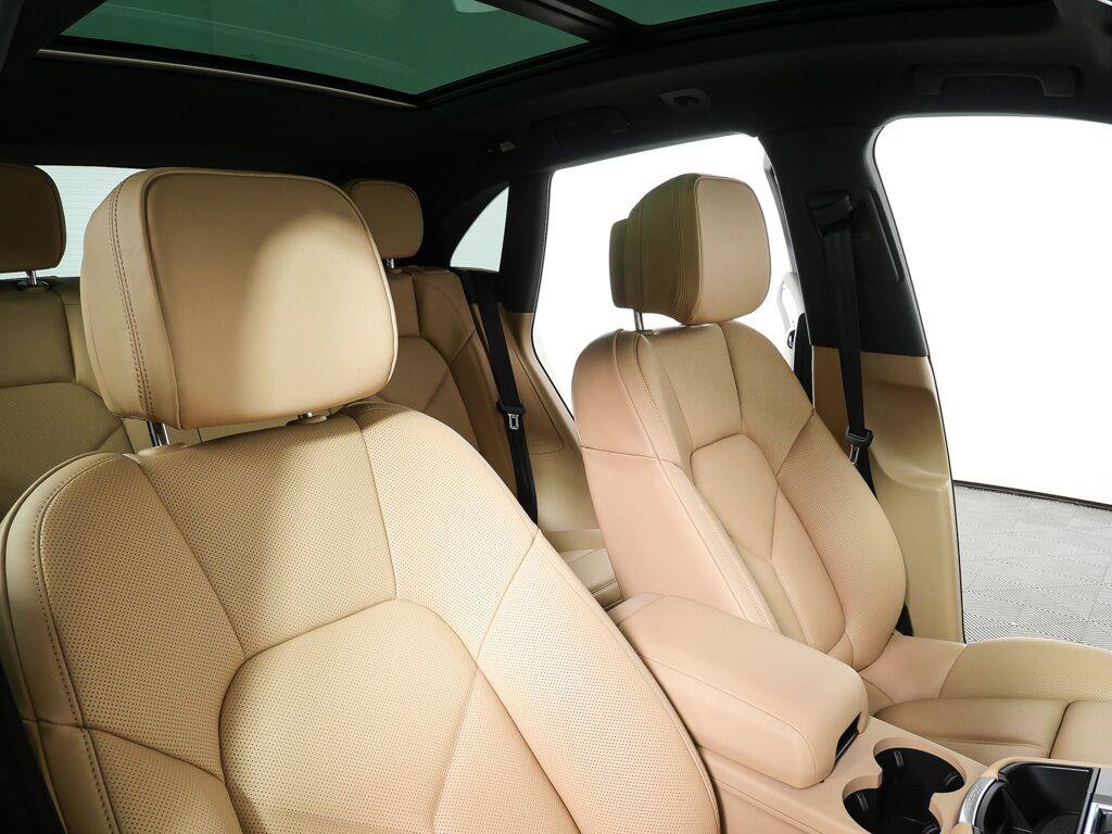 Certified 2026 Porsche Macan AWD/4WD image 24