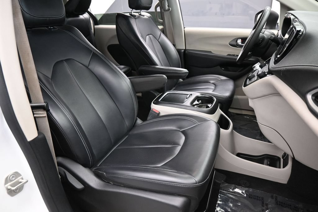 Used 2023 Chrysler Pacifica Touring-L FWD image 46