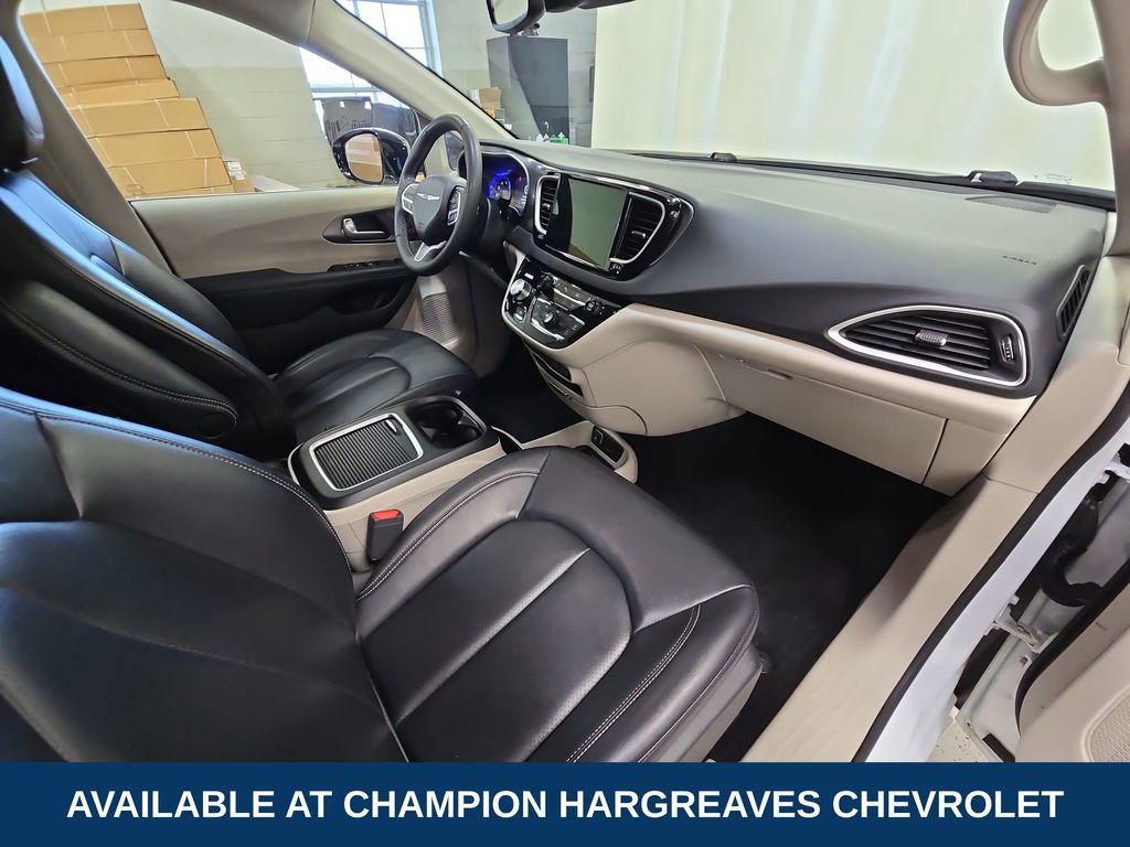 Used 2024 Chrysler Pacifica Touring-L FWD image 37