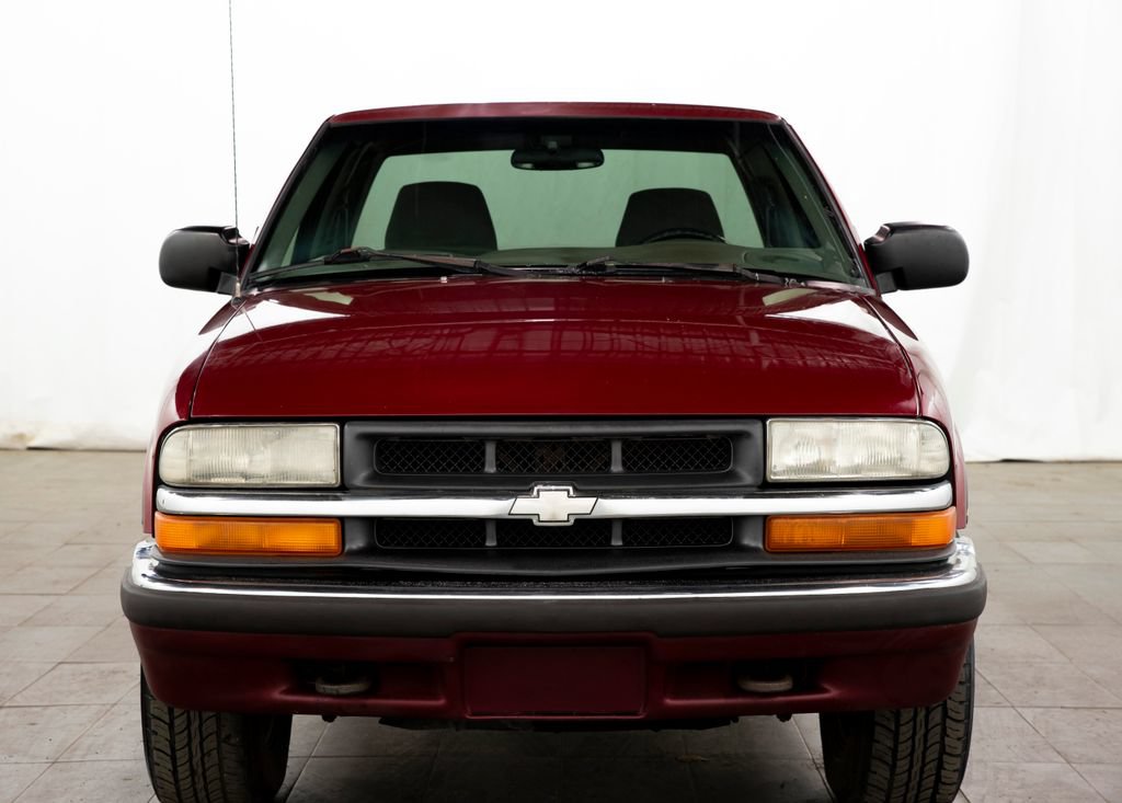 Used 2002 Chevrolet S10 Pickup LS w/ LS Preferred Equipment Group AWD/4WD image 2