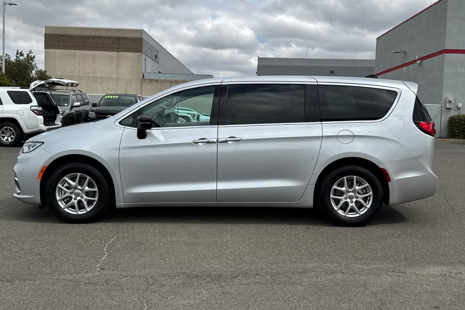 Used 2024 Chrysler Pacifica Touring-L FWD image 9