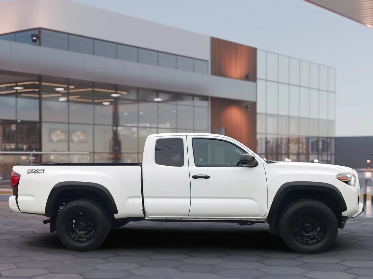 Used 2020 Toyota Tacoma SR w/ SX Package AWD/4WD image 4