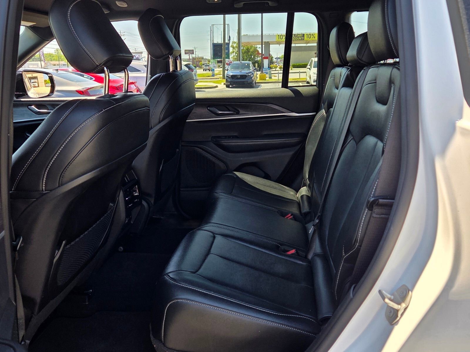 Used 2024 Jeep Grand Cherokee Limited image 6