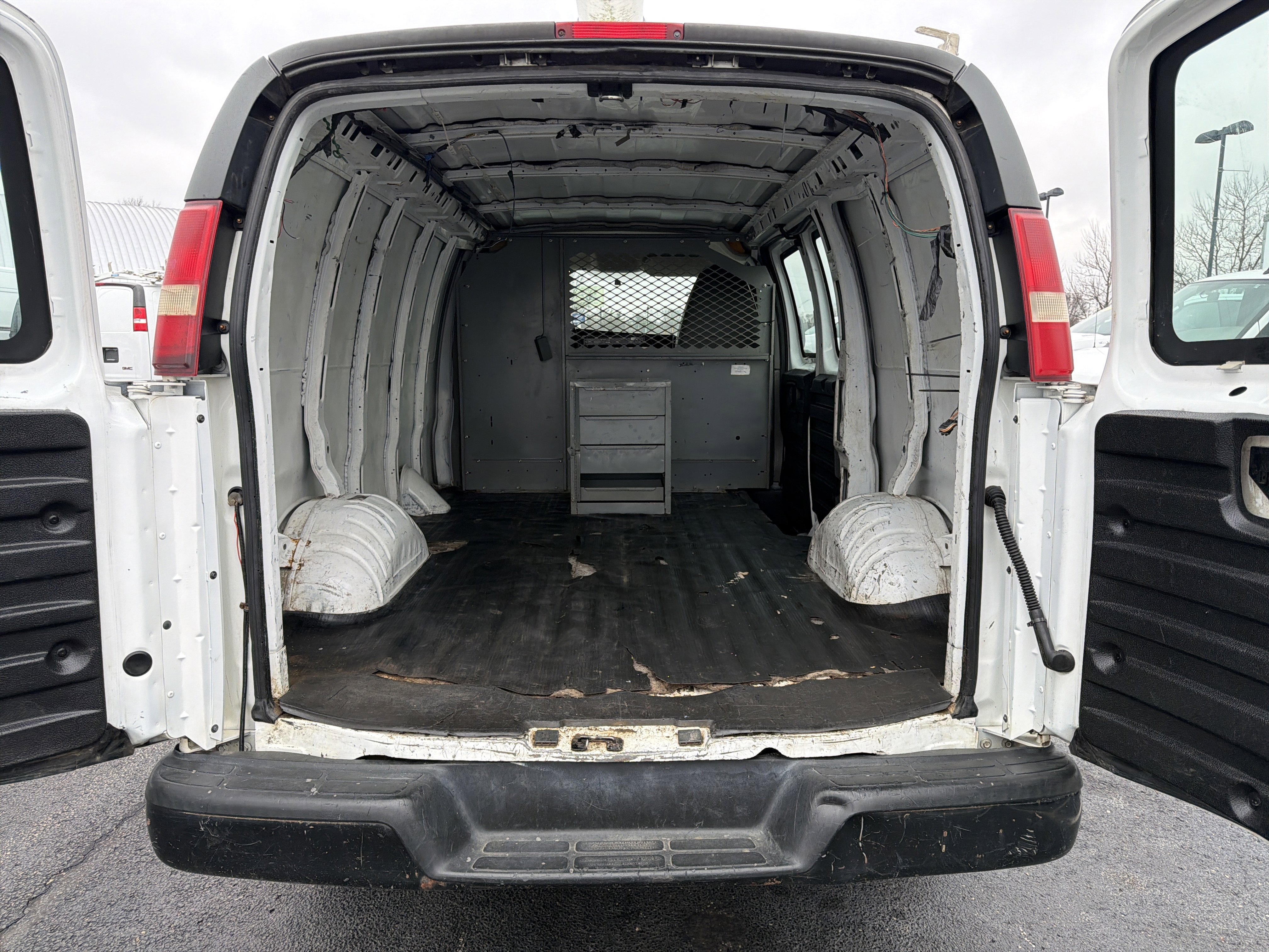 Used 2011 Chevrolet Express 2500 image 23