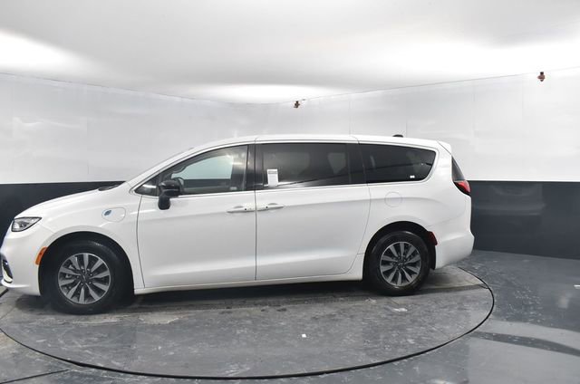 Used 2024 Chrysler Pacifica Select image 5