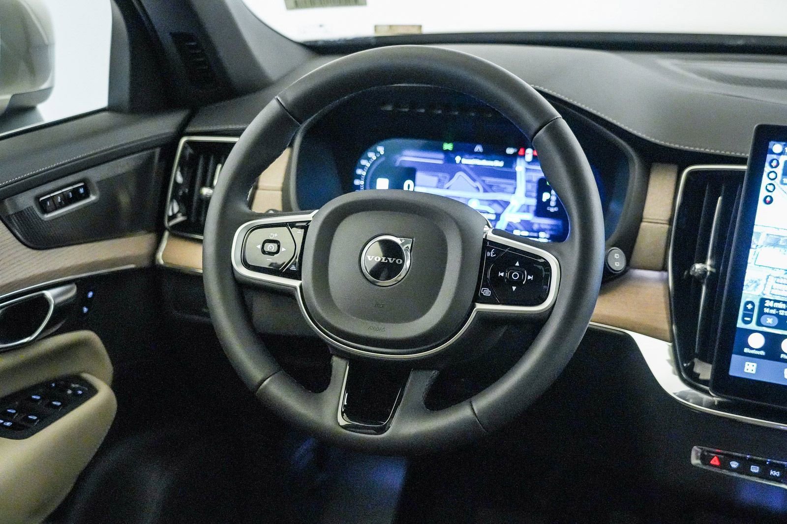 Certified 2026 Volvo XC90 T8 Plus w/ Protection Package Premier AWD/4WD image 16