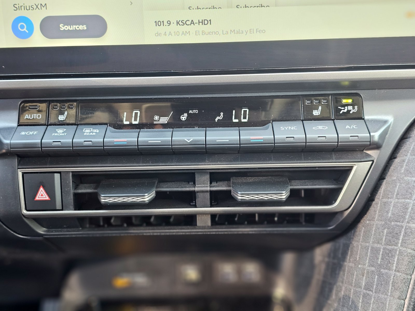 Used 2025 Toyota Camry XLE FWD image 15