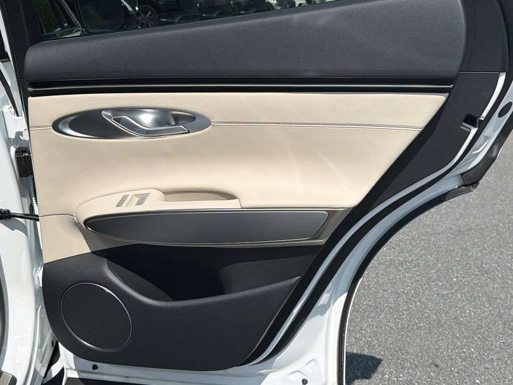 New 2027 Genesis GV70 2.5T Select AWD/4WD image 18