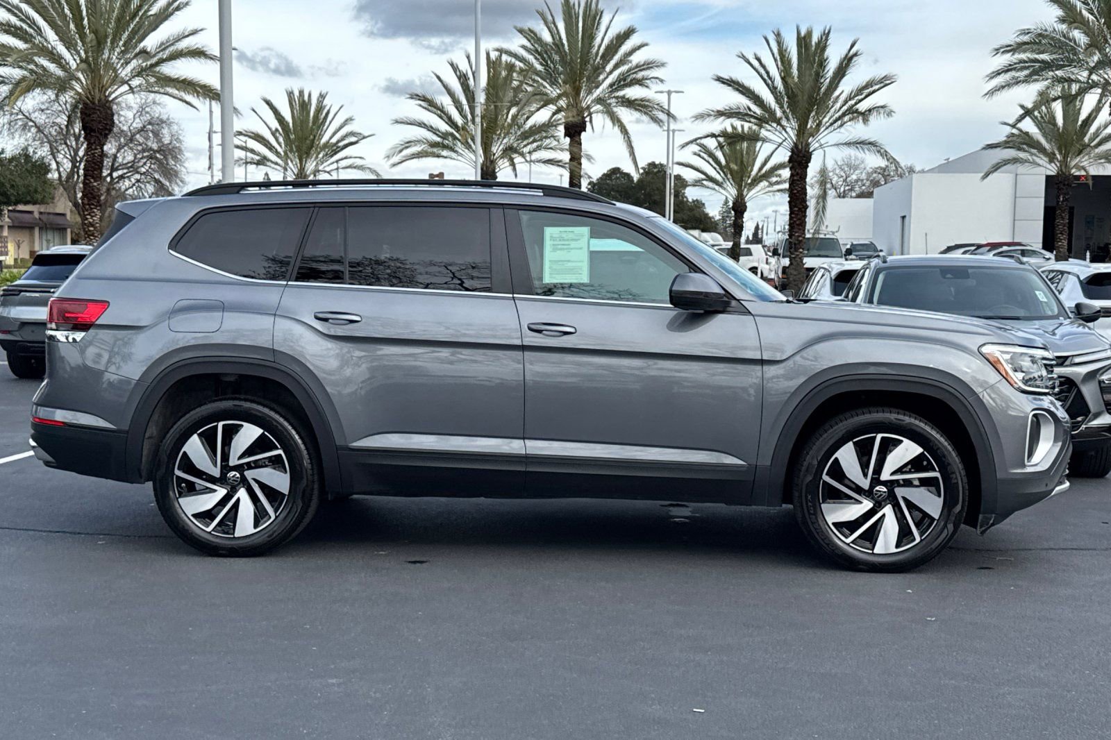 Used 2025 Volkswagen Atlas SE image 2