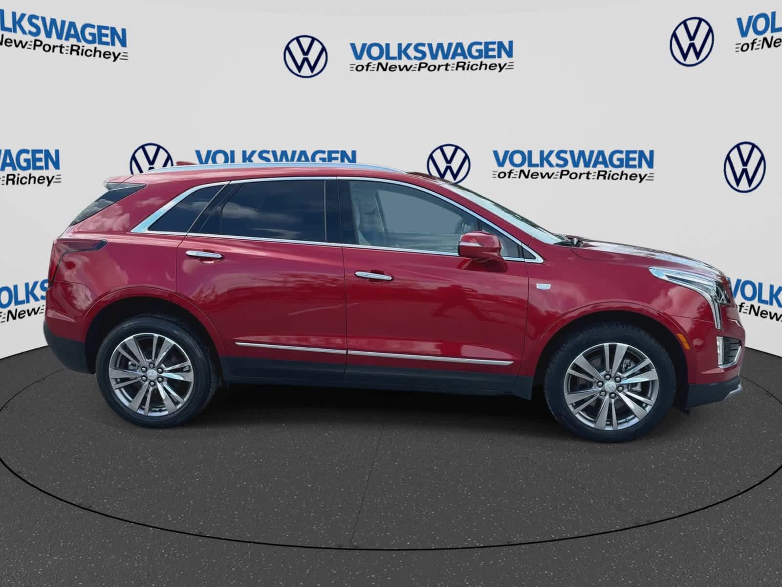 Used 2025 Cadillac XT5 Premium Luxury w/ LPO, Floor Liner Package AWD/4WD image 9