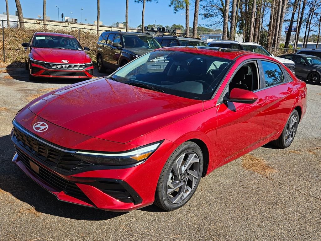 Used 2025 Hyundai Elantra SEL image 3