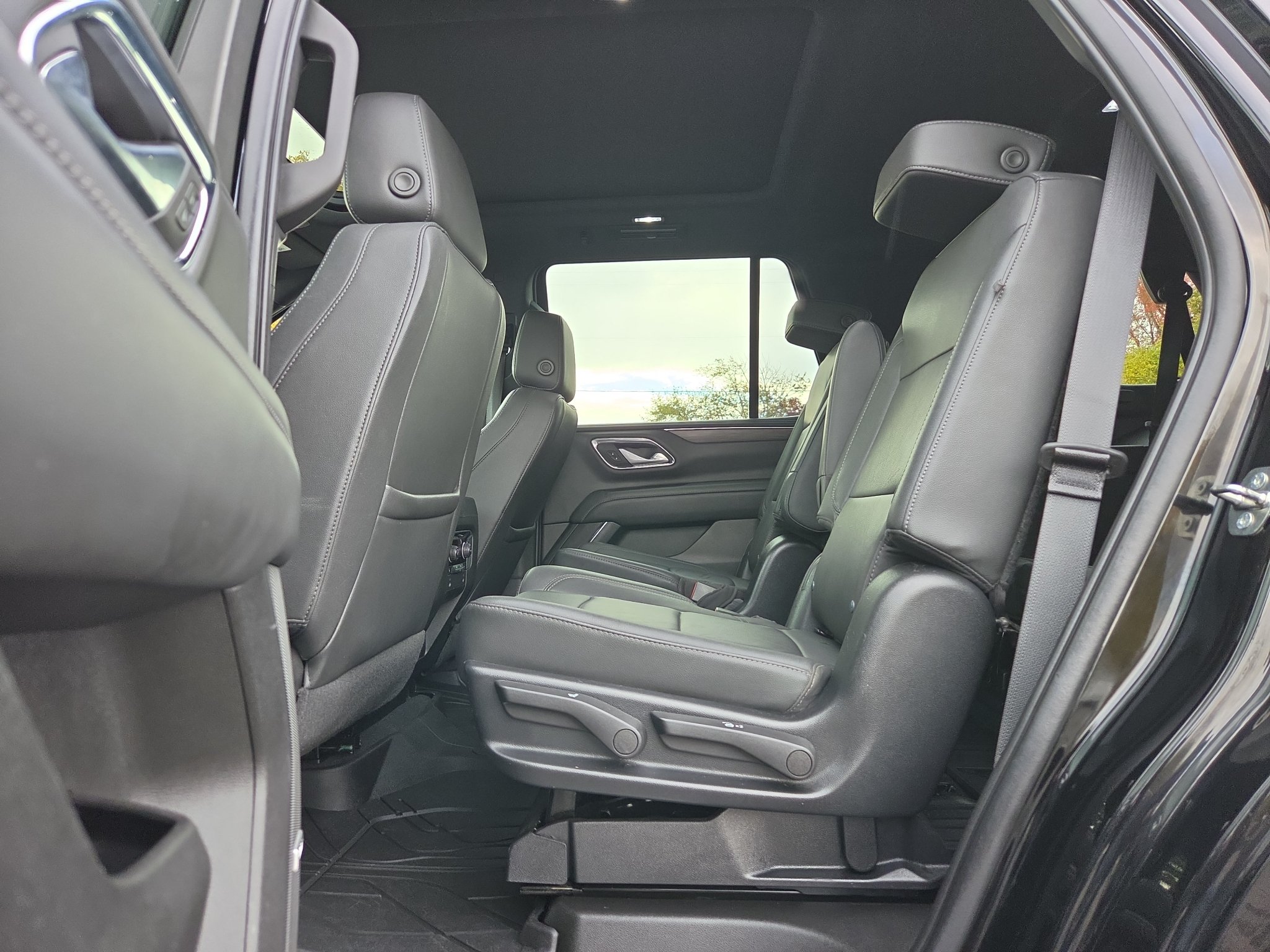 Used 2022 Chevrolet Tahoe Z71 w/ Luxury Package AWD/4WD image 30