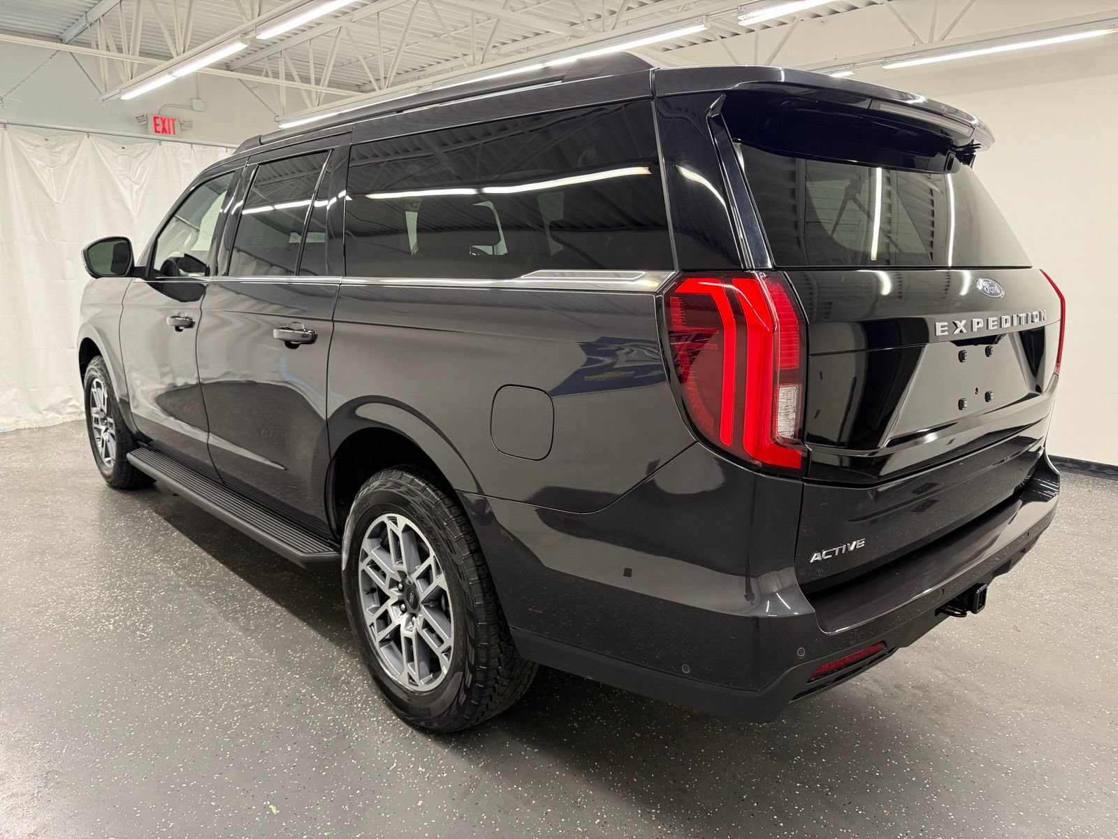 Used 2025 Ford Expedition Max Active AWD/4WD image 3